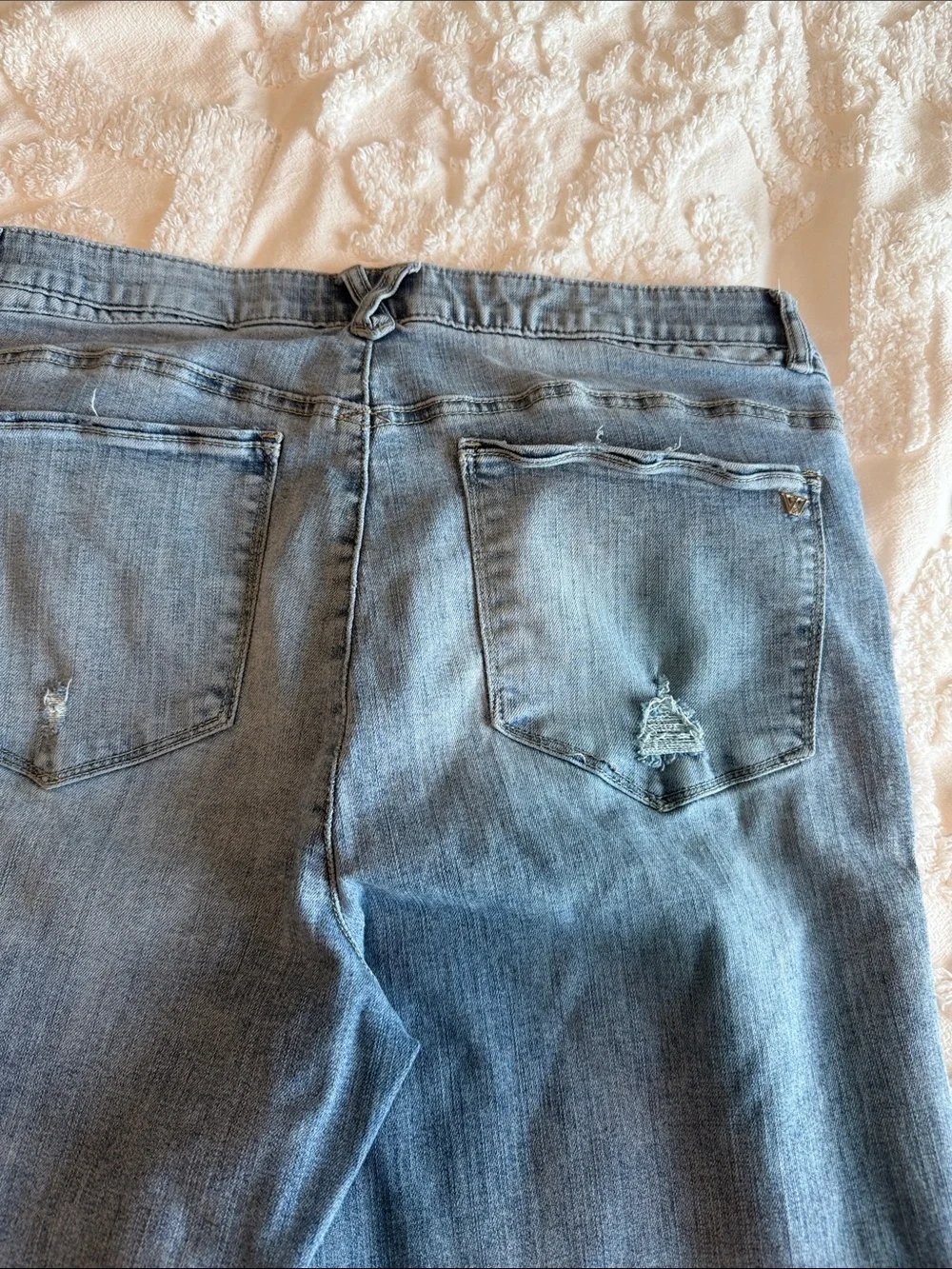 Wit & Wisdom Light Blue Distressed Capri Jeans. Elastic Waist. Size 14.